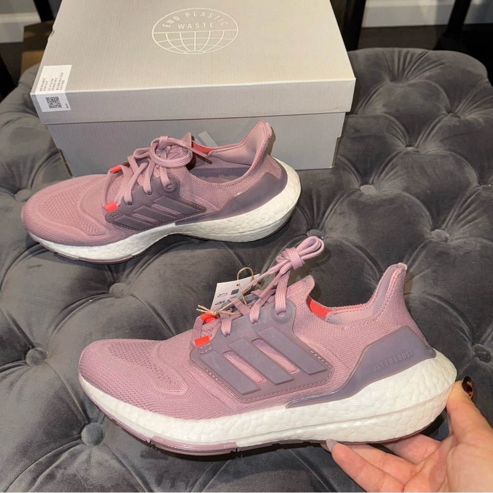 New Big Kid’s Size 6 Adidas Ultra Boost 22 'Magic Mauve' Sneakers - Picture 4 of 8